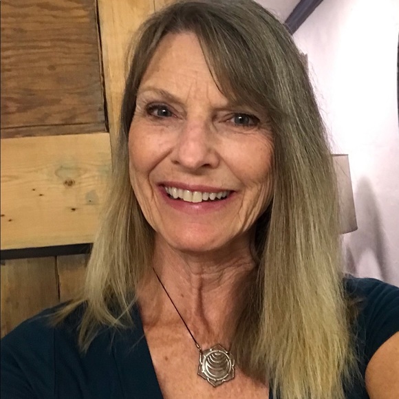 Meet your Posher, Gloria - Picture 1 of 5